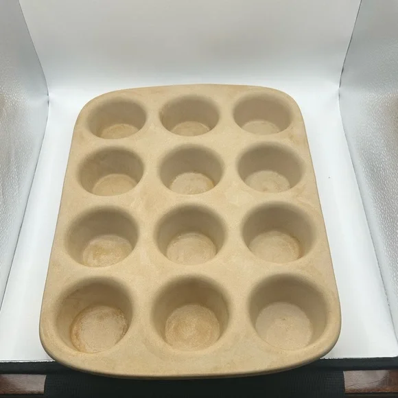 EUC Pampered Chef Family Heritage Classic 12 Cup Muffin Pan